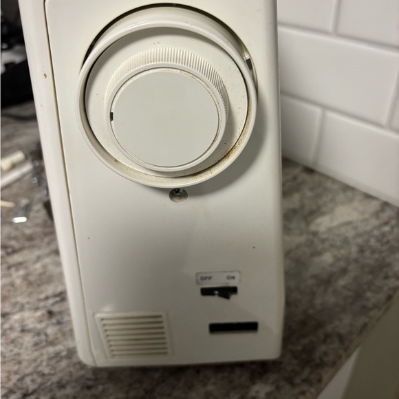 Kenmore 385.12612090  Sewing Machine- Heavy Duty- Free Arm W/ Extras- Works! - Picture 6 of 13